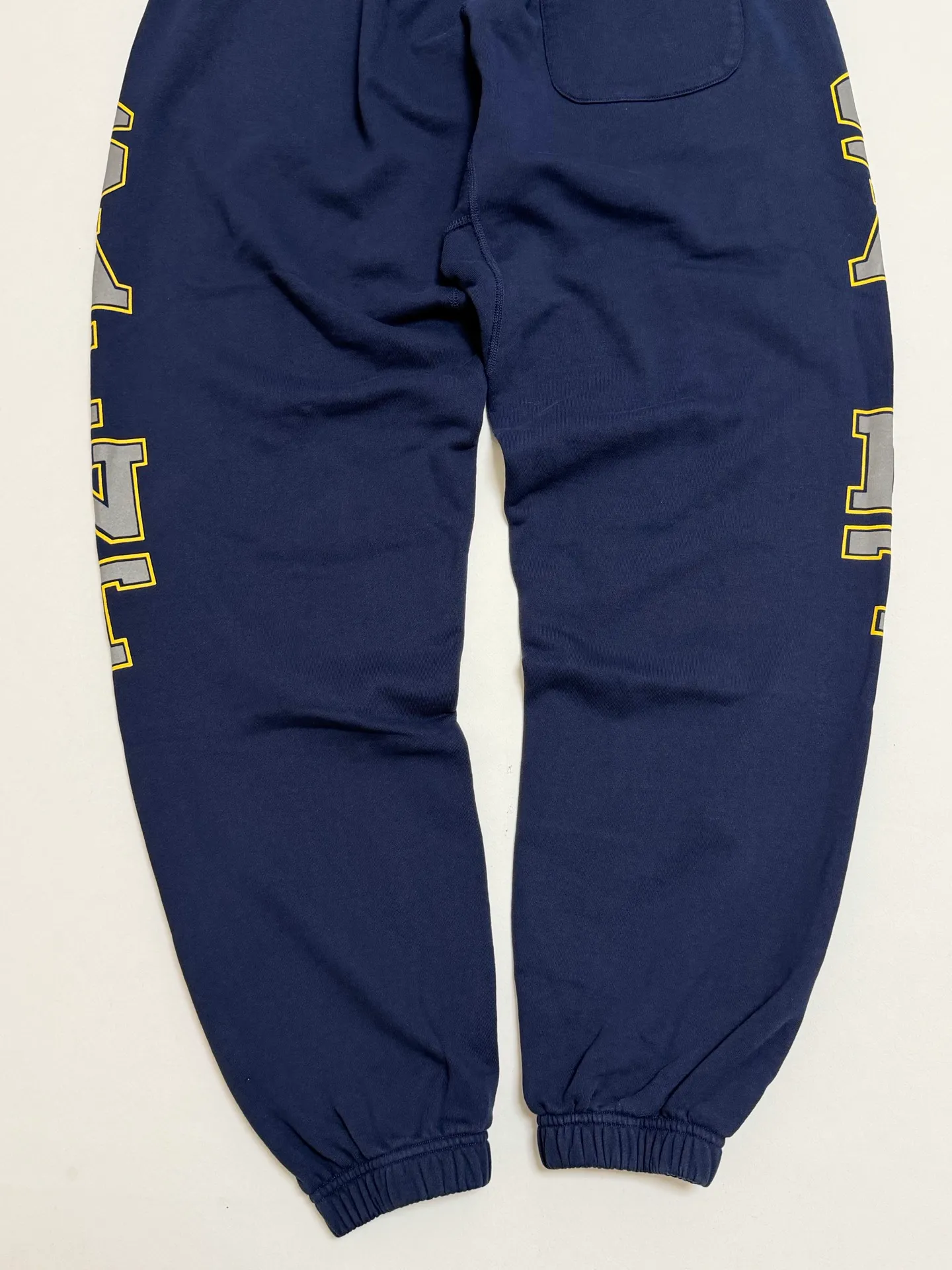 SAINT Mxxxxxx SWEAT PANTS/SAINT/NVY Reflective SAINT sweatpants Blue S-XL Original mold opening Loose tailoring Four needles and six lines boneless technology Top printing technology 3M reflective paste The best reflective effect in the industry Correct version Original consistent main mark/wash mark/cherub anti-counterfeiting